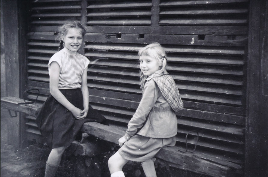 Roitzheim - Karin (r) and friend on see saw.