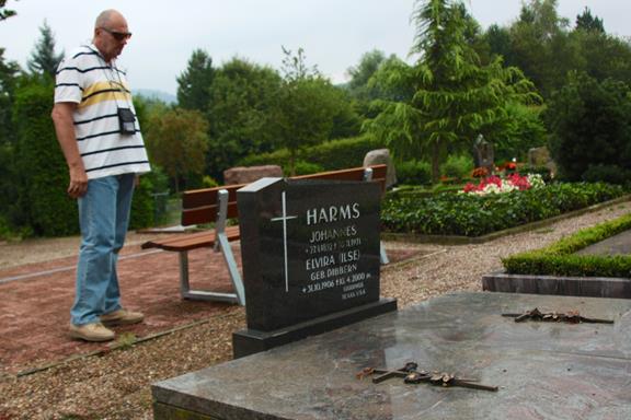 Bad Eilsen - Klaus at grave site.