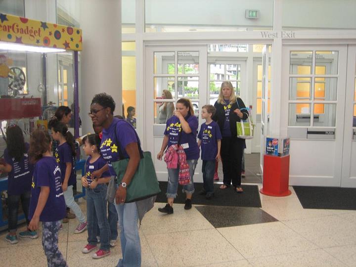 Robert Thompson and his group entering the museum.
