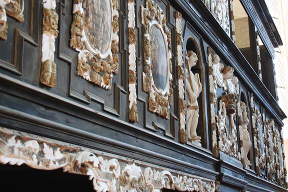 Lübow - Choir decorations.