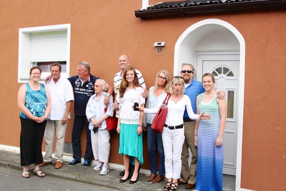 2014 Reunion Roitzheim - The whole family in front of the old family home in Roitzheim.